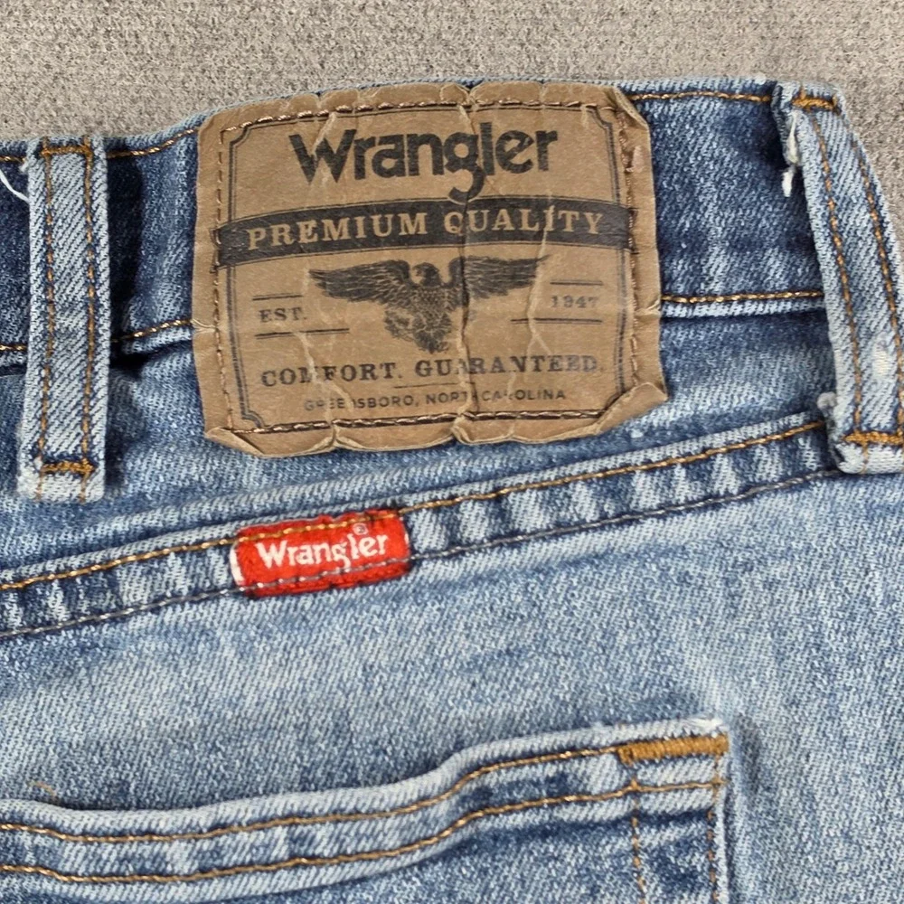 Wrangler Jeans Mens 38x32 Light Wash Relaxed Fit Distressed Denim 97FXWXD